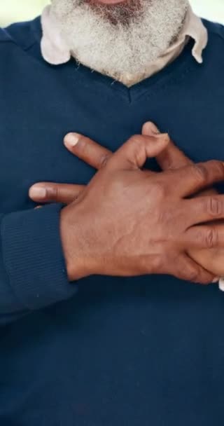 Herzinfarkt Schmerzen Und Hände Eines Älteren Mannes Mit Herzstillstand Medizinischem — Stockvideo