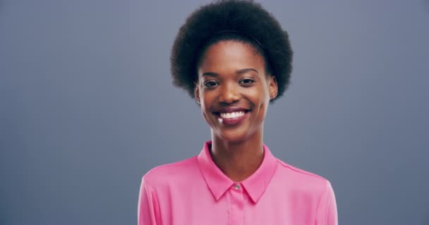 快乐的女人 脸蛋和大拇指都在追求成功 喜欢工作室里的情感或时尚投票 具有流行风格或是的 反馈或同意的灰色背景的非洲模型的肖像 — 图库视频影像