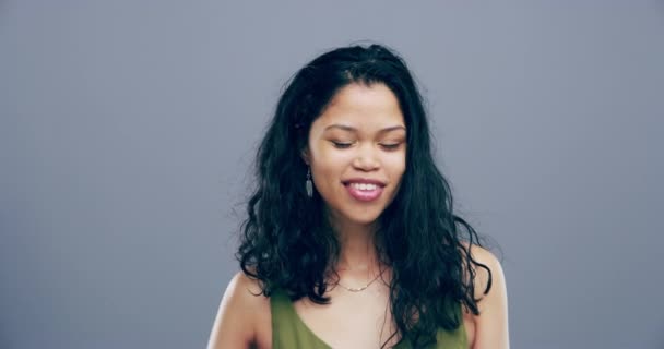 Рок Рука Жест Шоу Або Обличчя Щасливої Жінки Студії Сірому — стокове відео