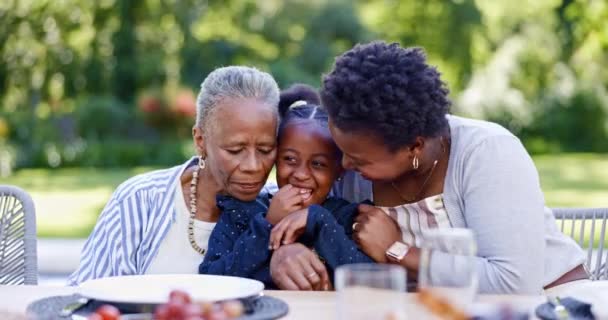 お祝い 食べ物のための屋外 おばあちゃん そして週末に母と子供とキス 子供の頃の愛情と幸せと親 抱擁と娘と一緒に 笑顔と遊び心を持って結合する — ストック動画