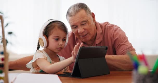 オンライン学習 家庭で勉強するための祖父を持つタブレット デジタルテクノロジー ヘッドフォン 教育やエラーのための助けを祖父と一緒に学校 — ストック動画