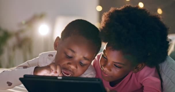 Çocuklar Oyunlar Için Geceleri Dokunmak Tablet Kullanmak Sevgi Ilgi Için — Stok video