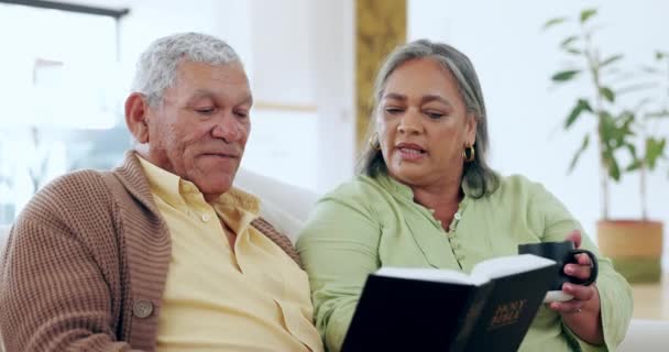 Bible Náboženství Starší Pár Biblí Pohovce Svého Obýváku Společně Pro — Stock video