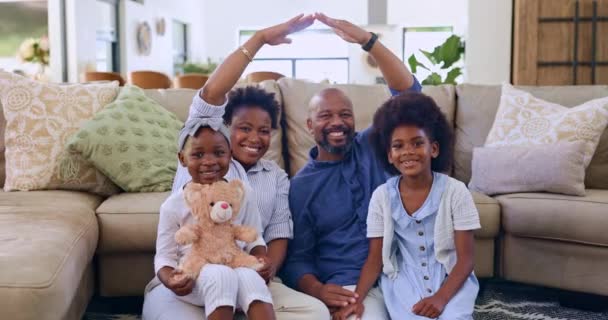 家庭のリビングルームにある保険 セキュリティ 黒人の家族が 彼らの未来を守るために一緒にいます 肖像画 または床の屋根の下に座っている母親 子供とカバー — ストック動画