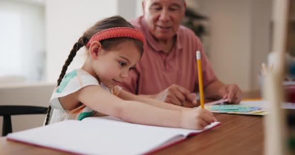 Schrijven Huiswerk Meisje Met Grootvader Voor Onderwijs Leren Studeren Samen — Stockvideo
