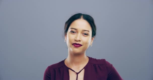Wink Gelukkig Gezicht Van Indiase Vrouw Met Schoonheid Grijze Achtergrond — Stockvideo