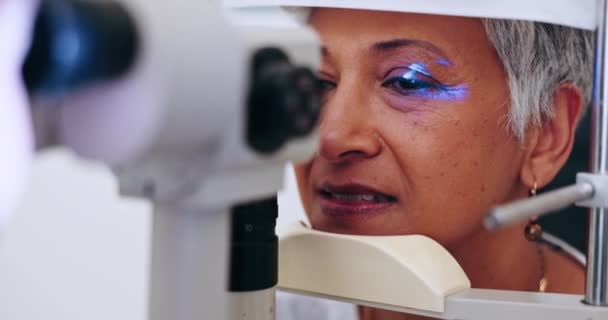 为老年妇女 视光师和缝隙灯进行验光 视力和视力测试 眼科及眼科专科医生 眼科专科医生及眼科眼科专科医生预约考试 — 图库视频影像