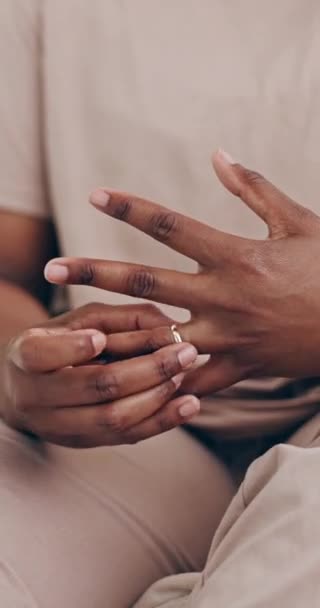 Person Hände Und Ring Bei Scheidung Schummel Affäre Oder Giftiger — Stockvideo