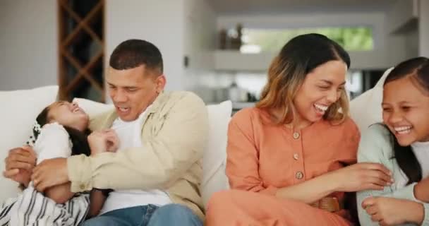 Keluarga Menggelitik Dan Bersenang Senang Sofa Bahagia Dan Tertawa Rumah — Stok Video