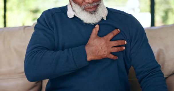 心臓発作 心臓発作 心停止 医療緊急事態および事故のソファーの上の痛みと上級男性 心臓焼け 呼吸の問題 ストレスのための胸にいる高齢者の医療 — ストック動画
