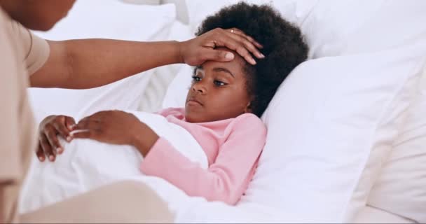 어머니 아이와 침대에서 이마에 독감에 가정에서 모니터링 관심과 집에서 아이를 — 비디오