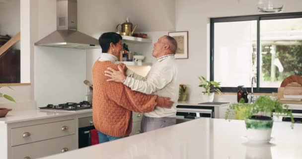Reifes Paar Fröhliches Tanzen Und Küche Mit Liebe Und Ehe — Stockvideo