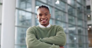 Siyahi bir adam, yüzü ve gülümsemesi modern ofiste stajyerlik, fırsat ve yeni bir iş için kesişiyor. Mutlu portre, özgüvenli ya da profesyonel iş adamı bizim için başlangıç danışmanlık ajansında..