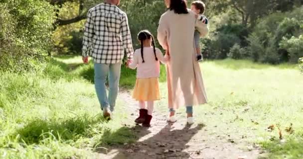 Rückansicht Natur Und Familie Wandern Einem Wald Oder Park Für — Stockvideo