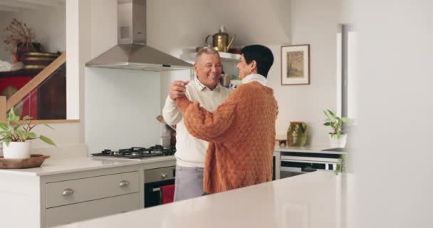 Reifes Paar Tanz Und Küche Mit Liebe Und Ehe Hause — Stockvideo