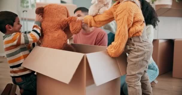 Flytta Leksaker Och Familj Packa Upp Lådor Deras Nya Hem — Stockvideo
