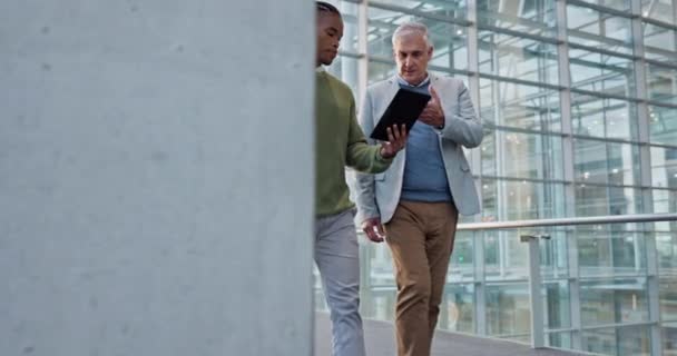 Mentor Planowanie Tablet Ludźmi Biznesu Chodzącymi Budynku Biurowym Pracy Zespołowej — Wideo stockowe