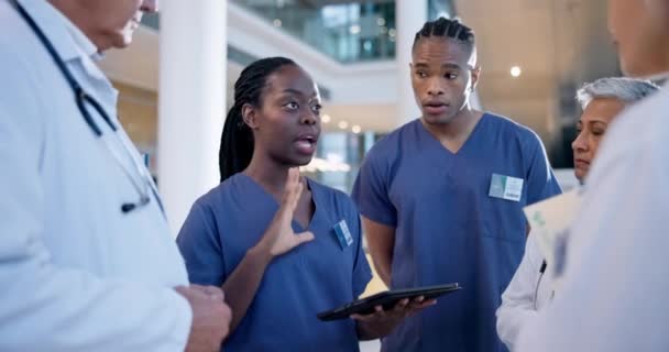 Atención Médica Equipo Médico Mujer Negra Con Tableta Planificación Hospital — Vídeo de stock
