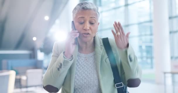 愤怒和女商人在机场进行沟通 沮丧和联系 压力和技术 与成熟的员工谈论交易谈判 旅行和问题 — 图库视频影像