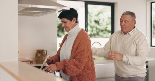 Seniorenpaar Umarmung Und Kochen Hause Mit Liebe Heirat Und Ruhestand — Stockvideo