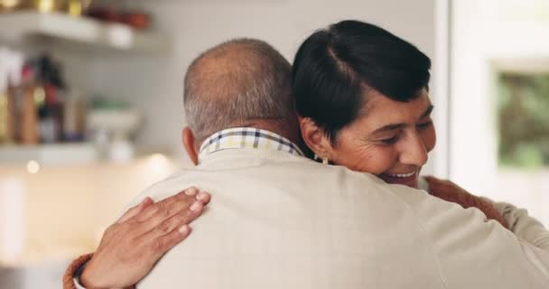 Seniorenpaar Umarmung Und Liebe Der Küche Mit Frau Heirat Und — Stockvideo