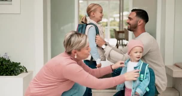 Mãe Pai Filhos Abraço Com Mochila Para Jardim Infância Abraço — Vídeo de Stock