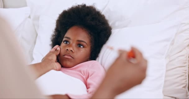 Mãe Criança Termômetro Com Febre Verificar Cama Amor Cuidados Saúde — Vídeo de Stock