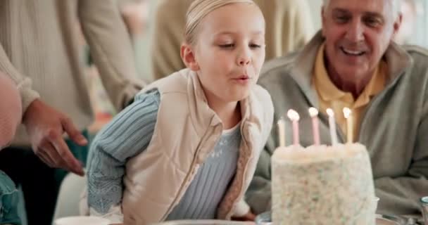 Τούρτα Γενεθλίων Κεριά Και Ένα Παιδί Οικογένεια Γιορτάσουν Μαζί Επιδόρπιο — Αρχείο Βίντεο