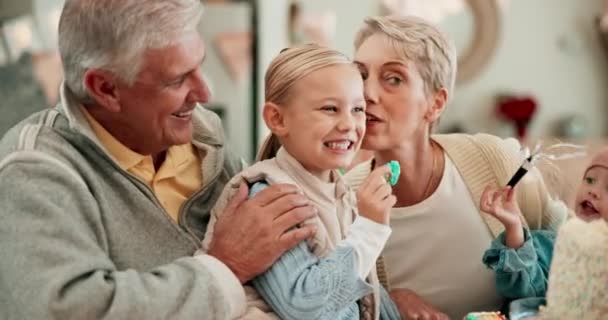 Grootouders Kinderen Verjaardagsfeest Het Ouderlijk Huis Samen Pratend Met Knuffel — Stockvideo