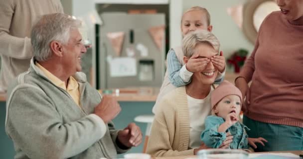 Urodziny Okrycie Oczu Rodziny Niespodzianką Ciasto Dla Babci Aby Świętować — Wideo stockowe