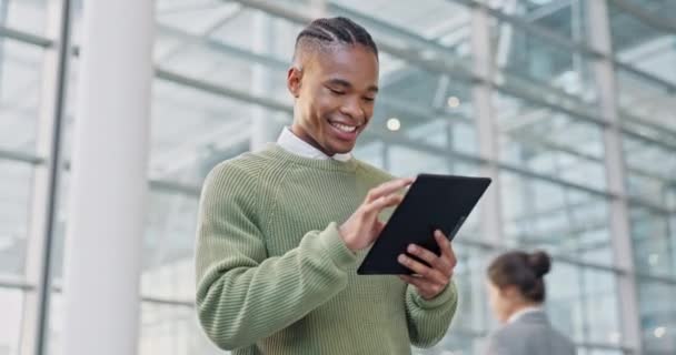 Tablet Homem Negro Feliz Negócios Escritório Para Planejamento Networking Projeto — Vídeo de Stock
