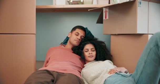 Dormire Coppia Stanca Trasferirsi Una Nuova Casa Esausto Imballaggio Unboxing — Video Stock
