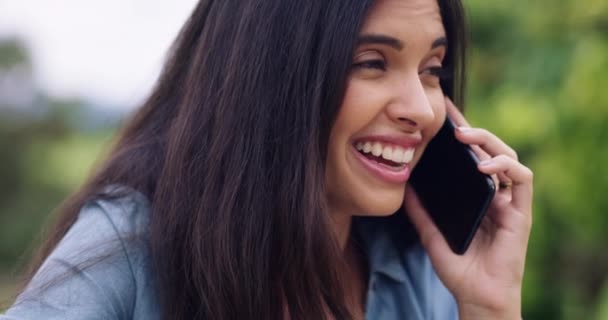 Vrouw Telefoongesprek Praten Het Park Voor Communicatie Contact Gesprek Buiten — Stockvideo