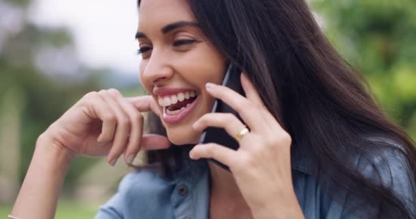Vrouw Telefoongesprek Lachen Het Park Voor Communicatie Mobiel Contact Praten — Stockvideo
