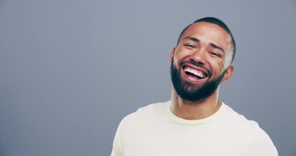 Tvář Šťastný Nebo Muž Smějící Vtipu Nebo Bláznivému Humoru Studiu — Stock video