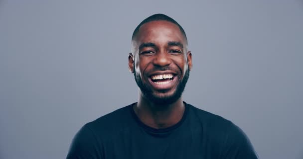 Cara Homem Feliz Negro Rindo Piada Comédia Louca Estúdio Isolado — Vídeo de Stock