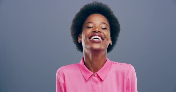 ジョーク ハッピー スタジオをグレーのバックグラウンドで笑う女性 黒人女性の人 肖像画やコメディ 馬鹿げた モックアップ ユーモアと笑顔の自由 ポジティブな考え方やクレイジー — ストック動画