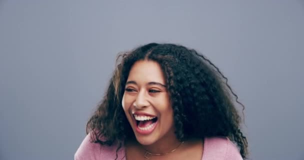 Красавица Гример Счастливая Женщина Смеющаяся Над Шуткой Сумасшедшей Комедией Студии — стоковое видео