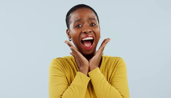 Szczęśliwa Czarna Kobieta Portret Twarz Zaskoczeniu Wygraną Nagrodę Lub Świętowanie — Zdjęcie stockowe