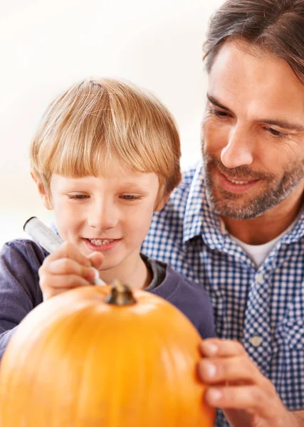Ill Carve You Mark Out Face Father Son Marking Pumpkin — Stock Photo, Image
