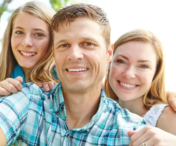 Güzel Ailesiyle Gurur Duyuyor Mutlu Genç Bir Aile Güneşli Bir — Stok fotoğraf