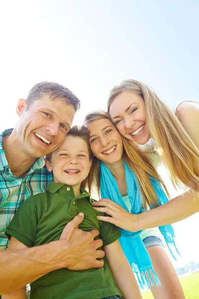 Genieten Van Een Dagje Familieplezier Buiten Een Schattige Jonge Familie — Stockfoto