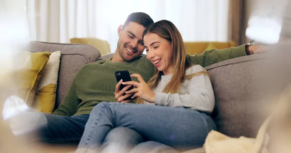 电话和夫妇在沙发上社交媒体 互联网和阅读有趣的网站在一起 在家里 男人和女人在智能手机上笑着寻找迷因和结合 在客厅里快乐和爱 — 图库照片