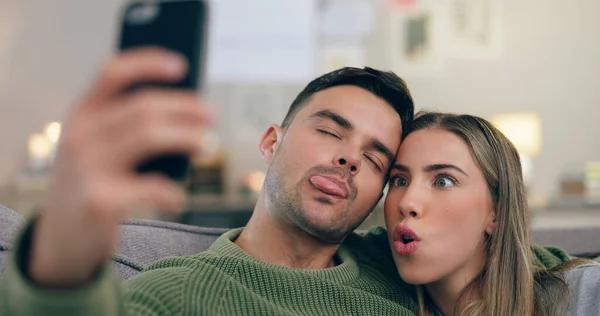 Pár Pohovka Selfie Legrační Tvář Domácím Obývacím Pokoji Zkříženýma Očima — Stock fotografie