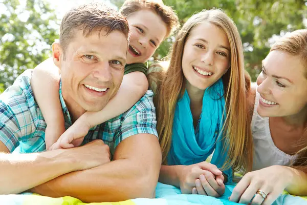 Gemeinsam Park Entspannen Eine Glückliche Junge Familie Liegt Gemeinsam Auf — Stockfoto