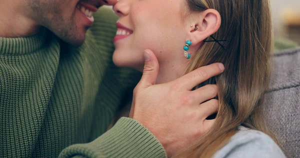 Nahaufnahme Paar Und Hand Für Kuss Romantik Auf Dem Heimischen — Stockfoto