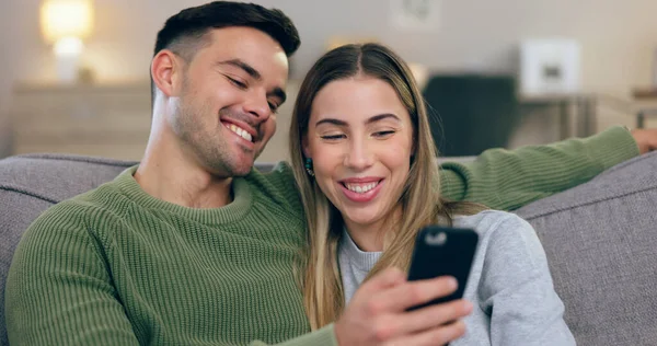 爱和夫妇在沙发上的手机社交媒体 互联网和阅读有趣的网站在一起 在客厅里用智能手机和家人 男人和女人约会 放松和欢笑 — 图库照片