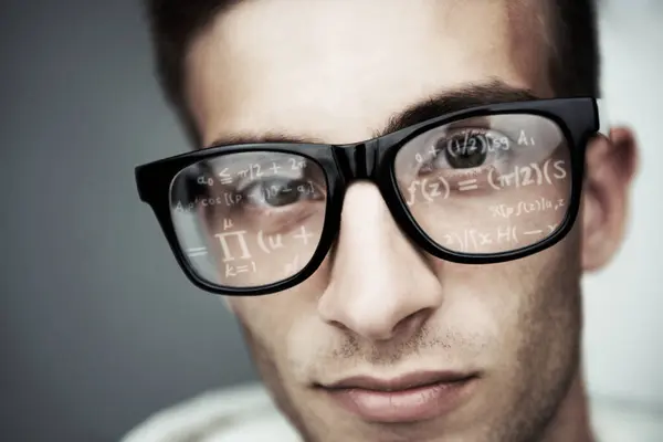 Portret Okulary Formuła Mężczyzną Programistą Zbliżenie Studio Szarym Tle Dla — Zdjęcie stockowe