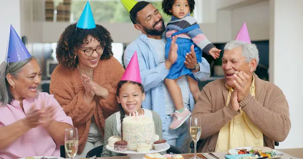 生日蛋糕 孩子们和祖父母一起庆祝 唱歌或带着爱心鼓掌 快乐的跨种族母亲 父亲和女孩 感谢他们在家里的祝贺或节日甜点 — 图库照片