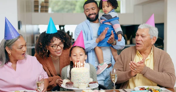 生日蛋糕 家庭和孩子与祖父母一起吹蜡烛庆祝 唱歌或鼓掌 快乐的异族人 父母带着女儿在家里度过一个特殊的假期 — 图库照片